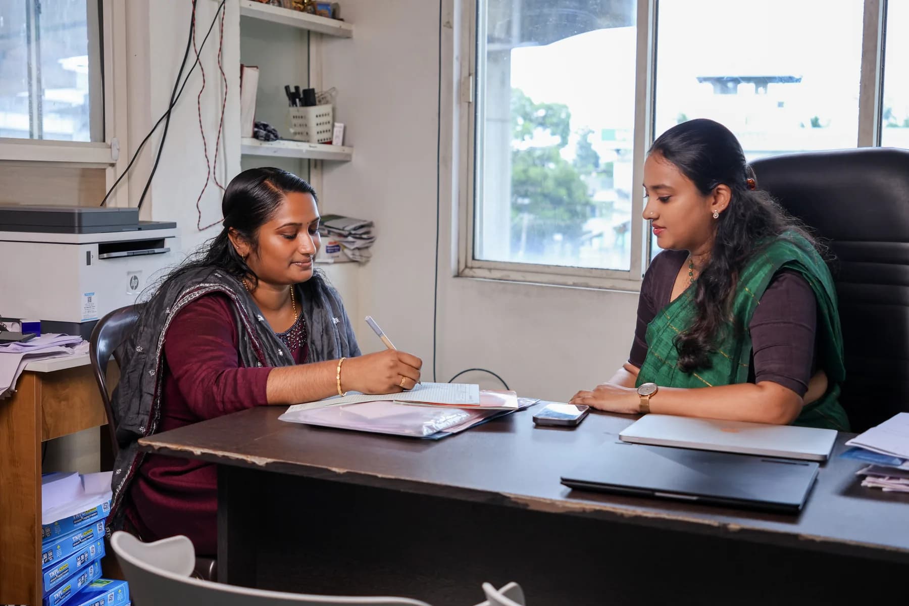 A learner discussing her academic plans with a Vizioni counsellor